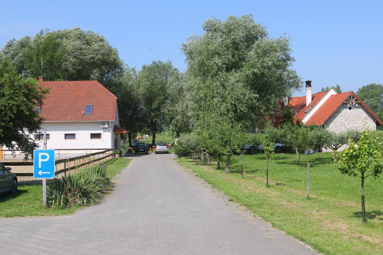 Gyulavezér Lovasbirodalma Gyulakeszi Exterior foto