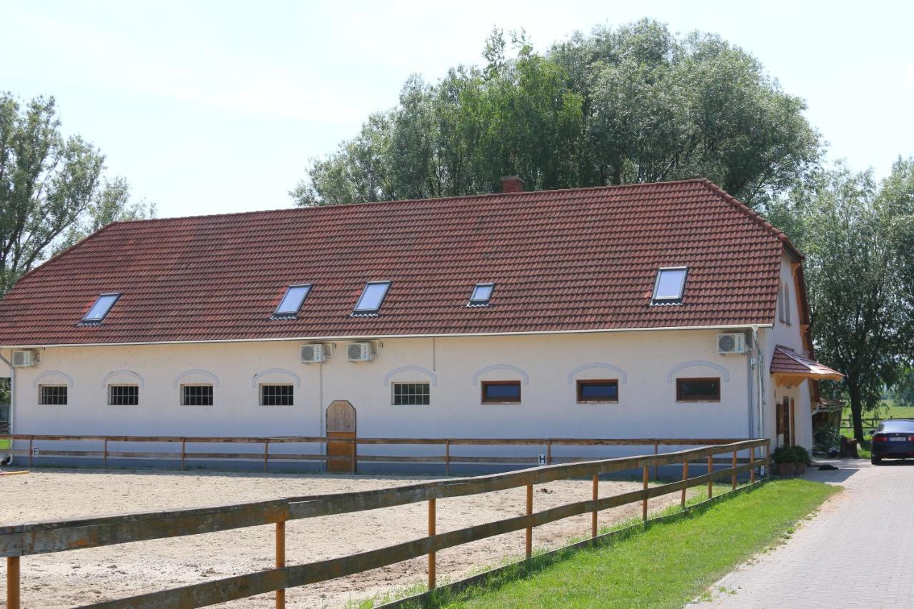 Gyulavezér Lovasbirodalma Gyulakeszi Exterior foto